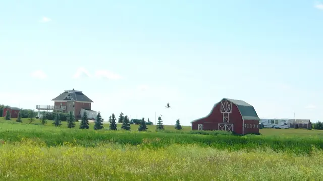 Johnston House and red barn near Bladworth